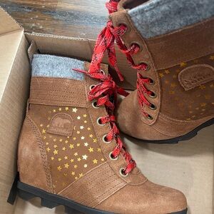 Girl Sorel Wedge Boots Size 4. Brand New In Box With Tags.